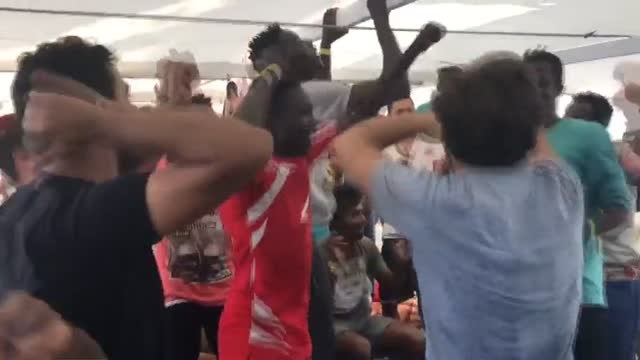 Los 60 inmigrantes del Open Arms llegan a Barcelona