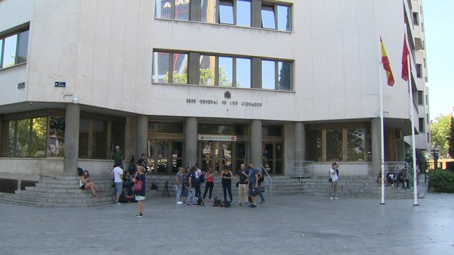 Cifuentes elude a los periodistas en su entrada a los juzgados