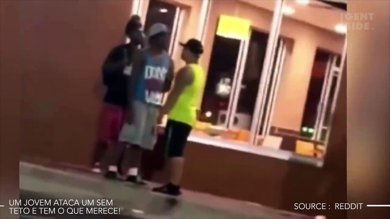 Este jovem idiota ataca um sem-teto e recebe o que merece: um bom nocaute!