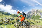 Wie man der Hitze während des Mountainbikens standhält