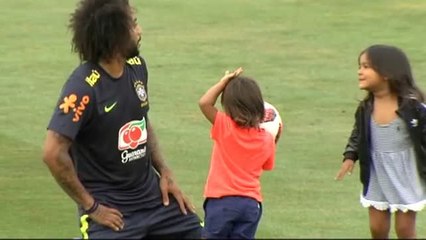 Download Video: Los jugadores de la selección de Brasil reciben la visita de los familiares en el entrenamiento