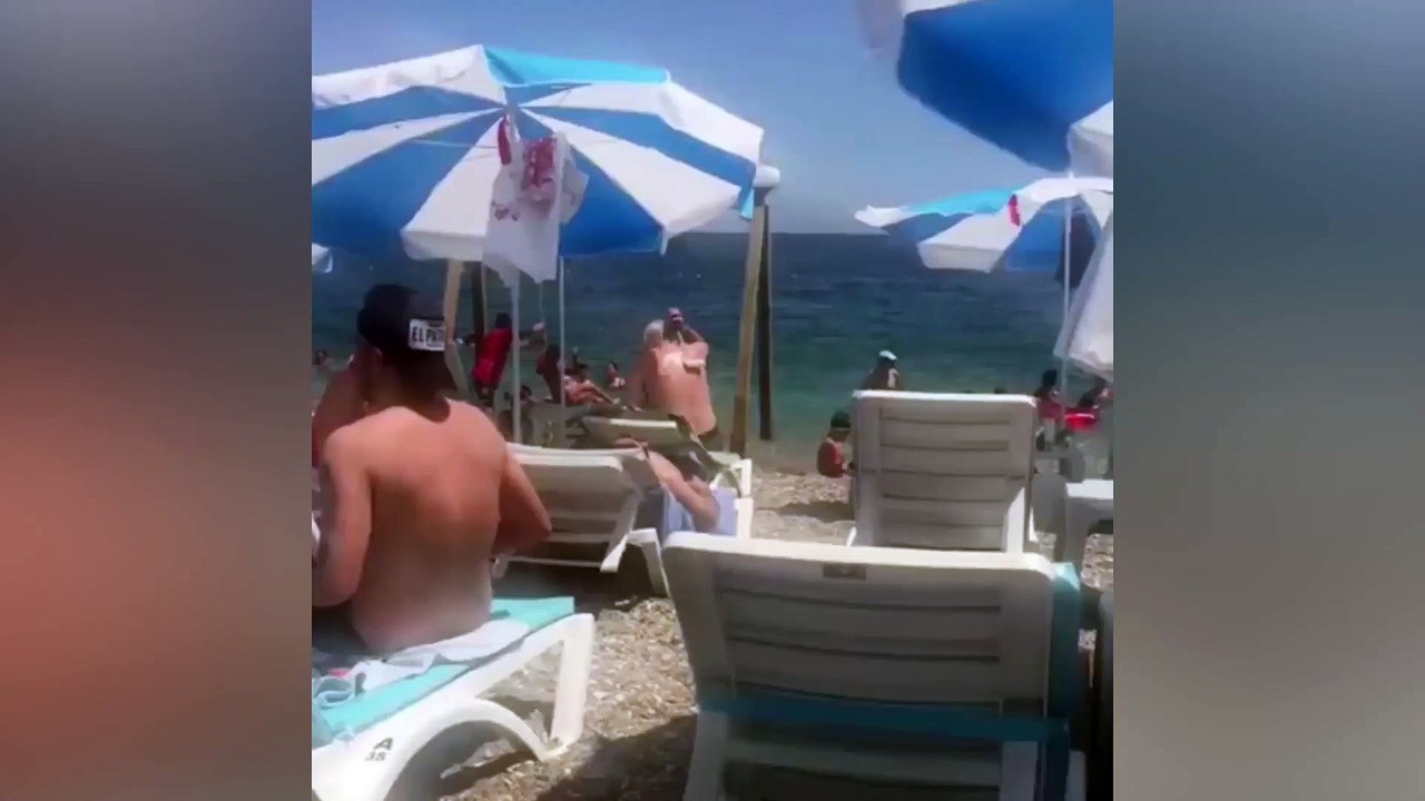 Petite astuce pour s’étaler la  crème solaire dans le dos  tout seul comme un grand !