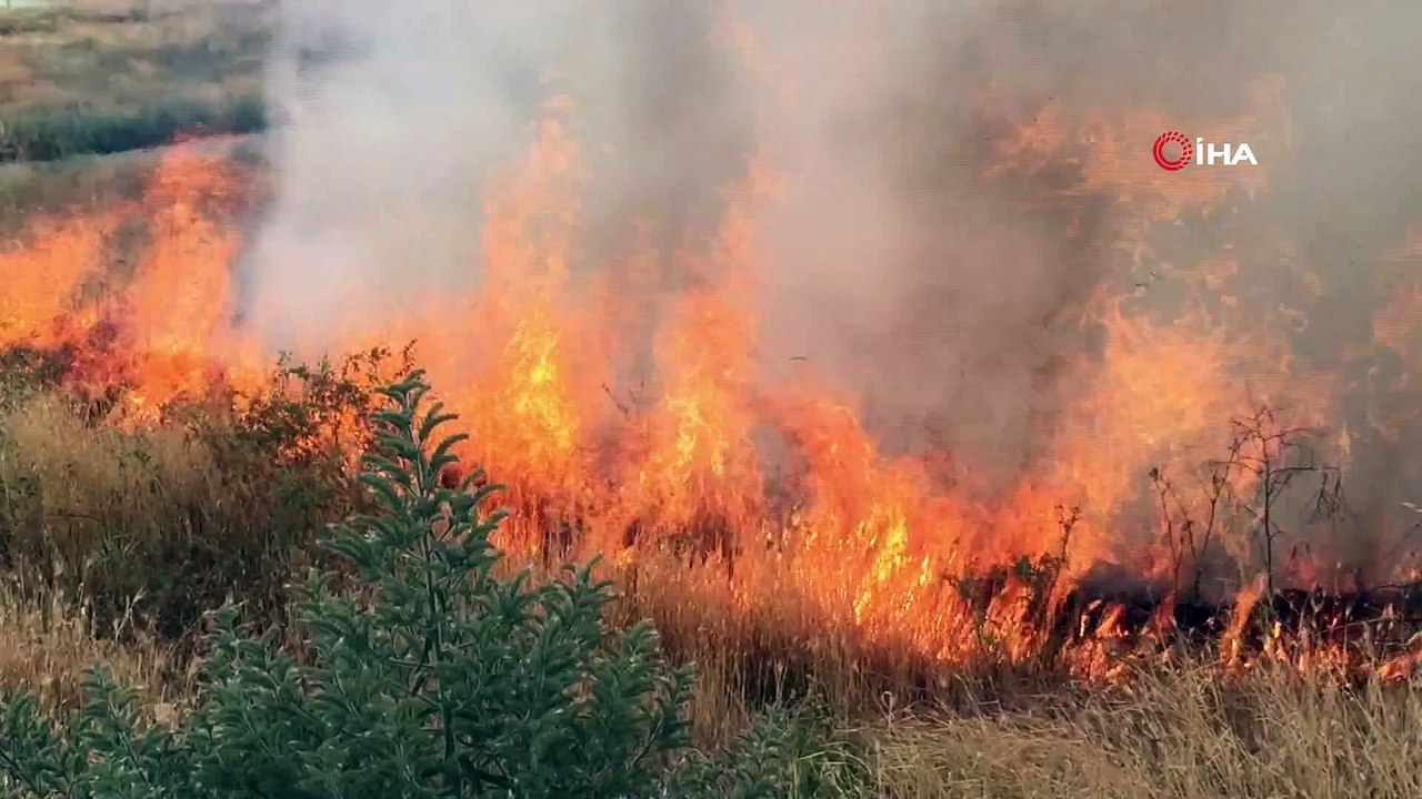 Boş arazide çıkan otluk yangını evlere sıçramadan söndürüldü