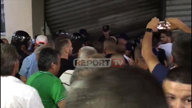 Report TV -Shkodër/ Militantët e PD përplasen me policinë në një qendër votimi