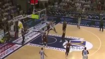 Basket-Ball - Tyrus McGee Dunks Over Mitchell Watt