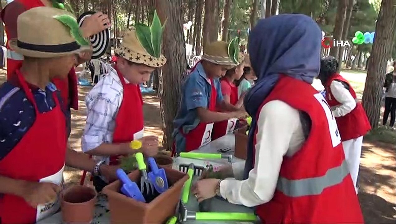 Mülteci çocuklar Dünya Mülteciler Günü'nde doyasıya eğlendi