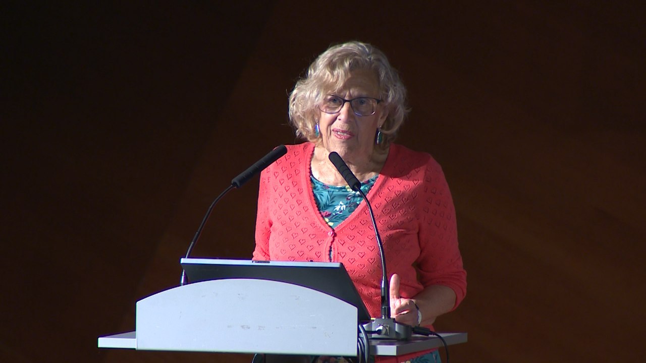 Carmena atribuye a Tierno Galván la primera estructura de reciclaje de vidrio