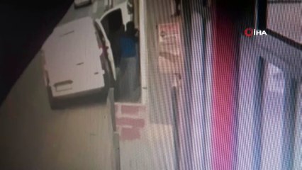 Sancaktepe’de hırsızların yoldan geçenlere aldırmadan atölyeyi soyduğu anlar kamerada