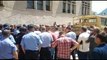 Report TV - Militantët e PD-së tentojnë te futen me kamionçinë te KZAZ në Kukës
