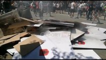 Report TV - Tensione në Burrel, militantët e PD-së  djegin materialet zgjedhore