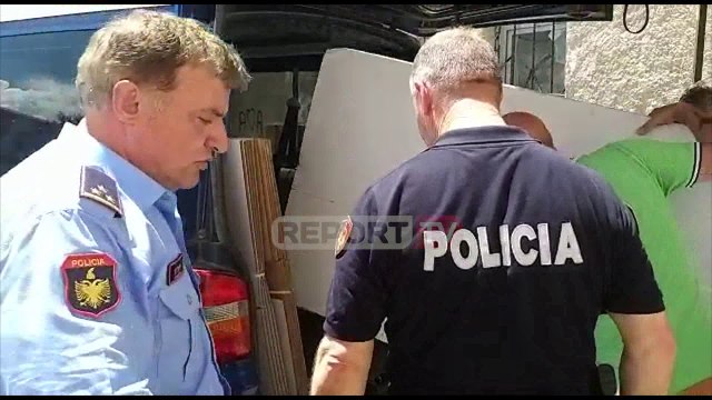 Report TV - Kukës, policia largon materialet zgjedhore nga KZAZ
