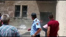 Report TV - Momenti kur militantët e opozitës qëllojnë me gurë ndaj FNSH në KZAZ e Kukësit