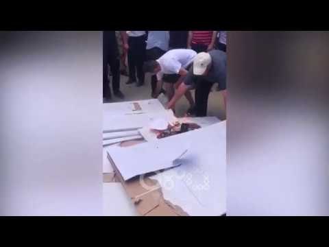 RTV Ora - Klos, materialet zgjedhore hidhen nga dritaret dhe digjen