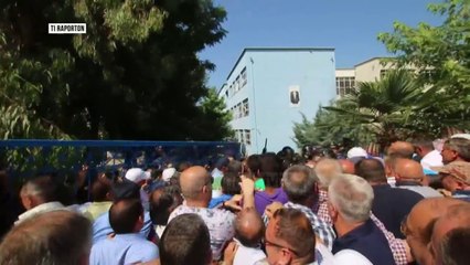 “Lufta për KZAZ”/ Lëndohen tre punojës policie, të rendit dhe bashkisë Kamëz