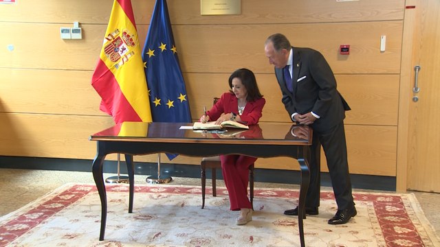 Robles lleva a cabo su primera visita oficial al CNI