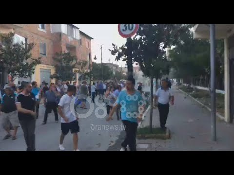 RTV Ora - Përplasje edhe në Kavajë, policia shpërndan turmën me gaz lotsjellës