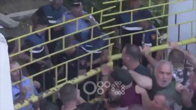 RTV Ora - Përplasje edhe në Kavajë, policia shpërndan turmën me gaz lotsjellës