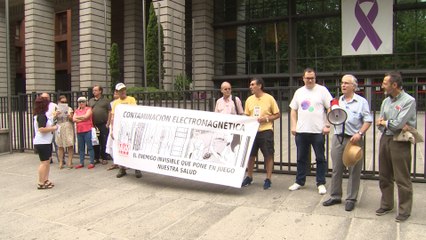 Vecinos de Madrid piden una moratoria en la implantación del 5G