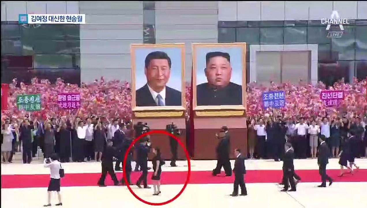 현송월, 블루투스 이어폰 끼고 근접 의전…김여정 자리 꿰찼나