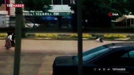 Yağış sonrası oluşan sel, çocuğu böyle sürükledi