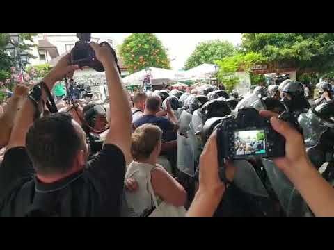 Tension në Shkodër, protestuesit përplasen me policinë në vendin ku do mbërrijë Rama