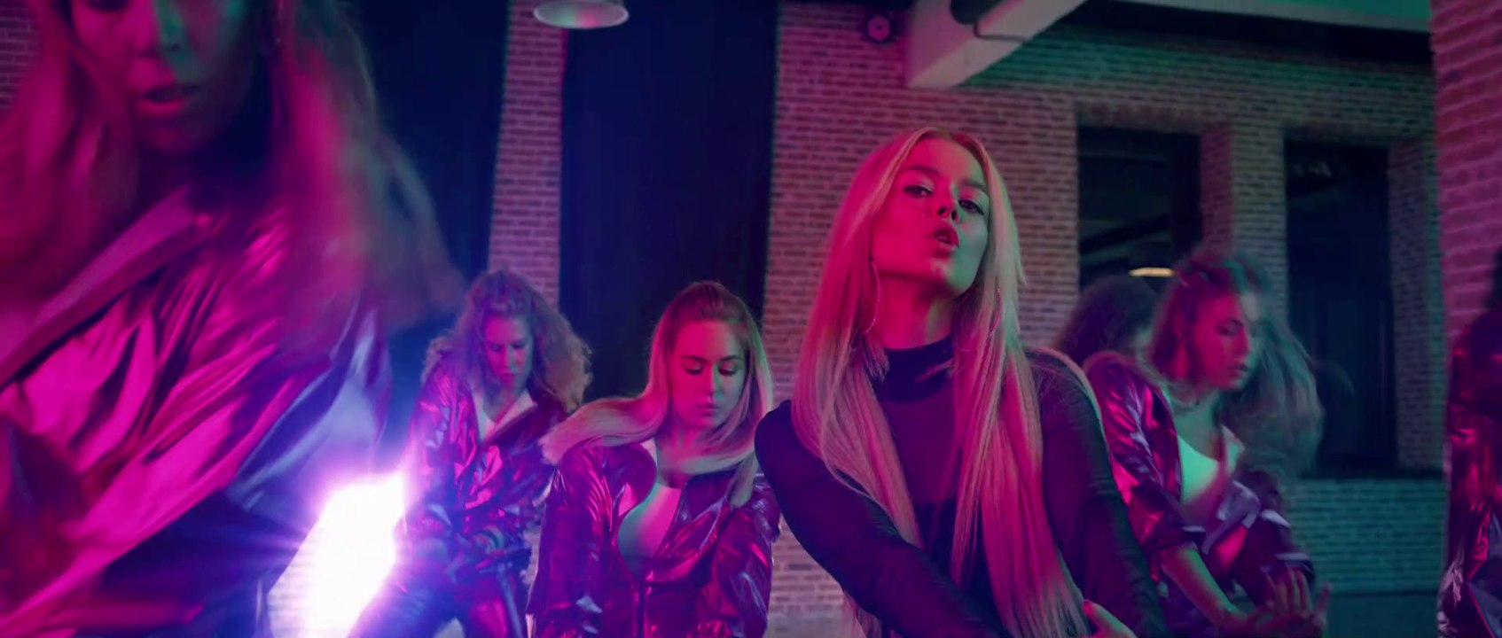 Алина Гросу - Найки