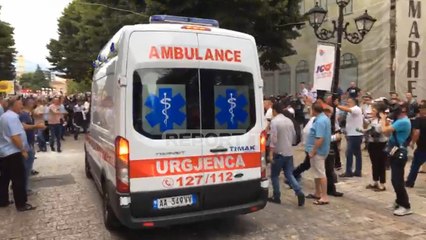 Download Video: Autoambulanca shkon të marrë personat e lënduar, militantët e PD e sulmojnë