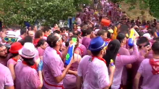 12.000 personas acuden a la tradicional Batalla del Vino de Haro