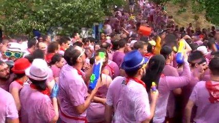 12.000 personas acuden a la tradicional Batalla del Vino de Haro