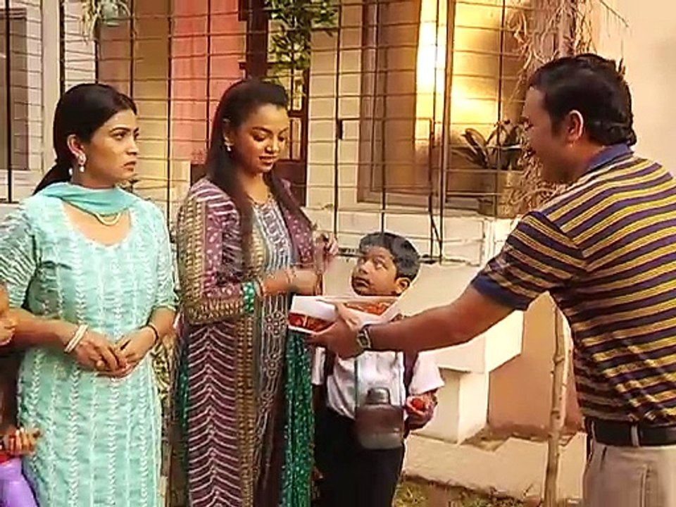 Yeh Un Dino Ki Baat Hai | Naina's father Rakesh sir distribute sweets in society | ये उन दिनों की बात है