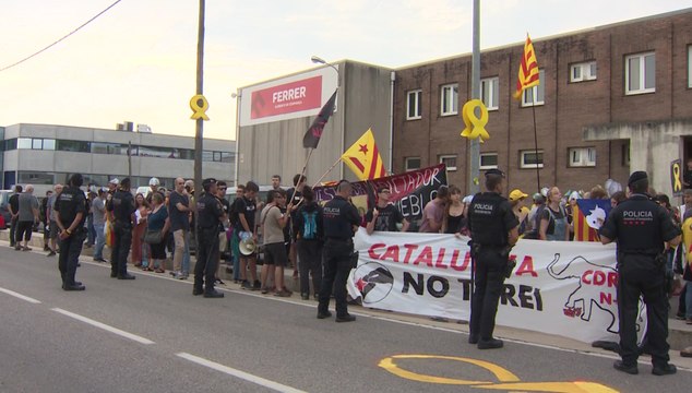 Concentraciones a favor y en contra del Rey en Girona