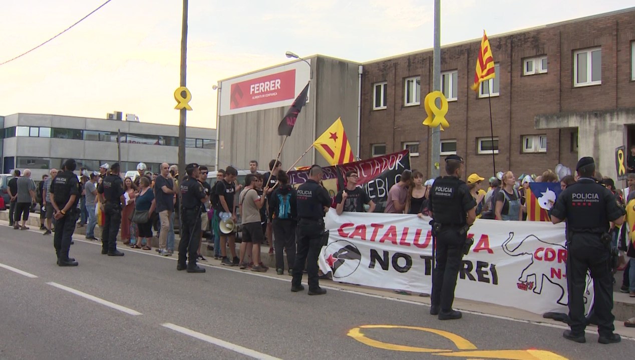 Concentraciones a favor y en contra del Rey en Girona