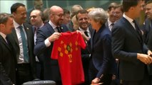 El primer ministro belga regala una camiseta de la selección de su país a Theresa May