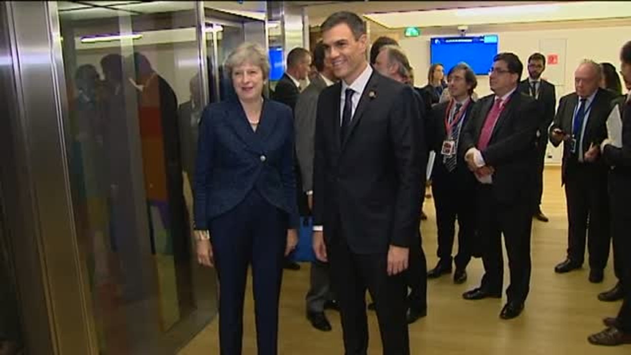 Pedro Sánchez conversa con Theresa May antes de la reunión del Consejo Europeo