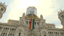 La bandera del arcoíris ya ondea en el Ayuntamiento de Madrid
