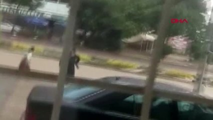 ELAZIĞ ANNESİYLE BİRLİKTE YÜRÜRKEN SELE KAPILAN ÇOCUK KURTARILDI