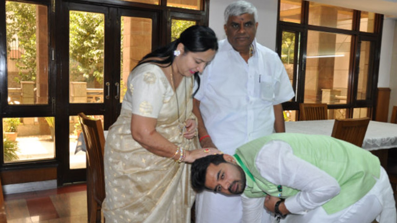 ನಾಲ್ಕು ದಿನಗಳ ನಂತರ ಪ್ರಮಾಣವಚನ ಸ್ವೀಕರಿಸಿದ ಪ್ರಜ್ವಲ್ ರೇವಣ್ಣ | Oneindia Kannada