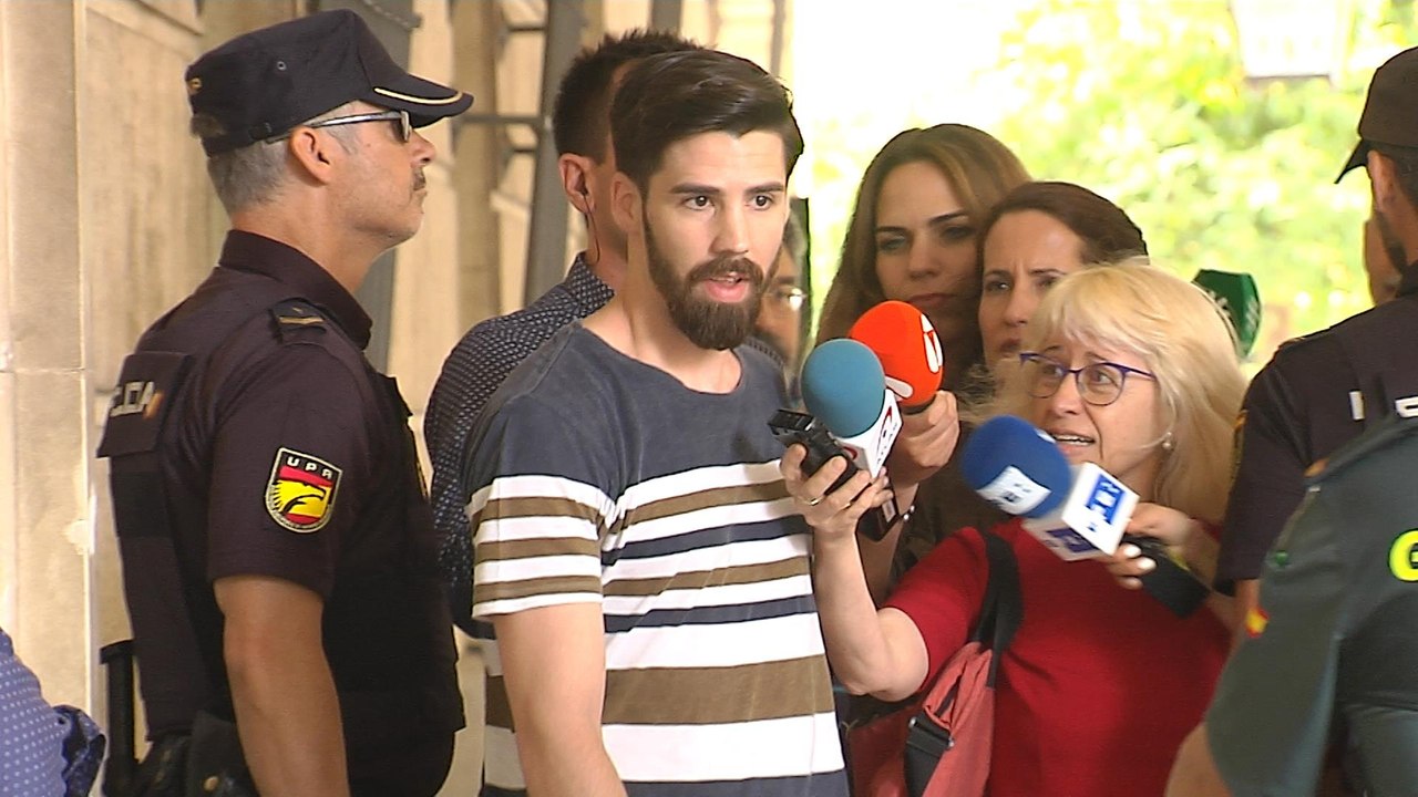 'La Manada' firma en los juzgados de Sevilla