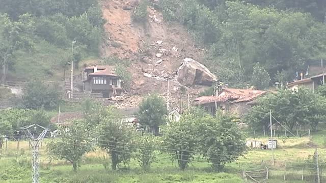 Desalojado el municipio de Lena por un desprendimiento de tierra que se ha llevado consigo varias viviendas