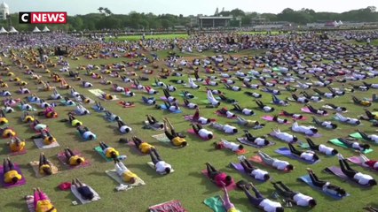 Inde : des millions de yogis pratiquent en plein air