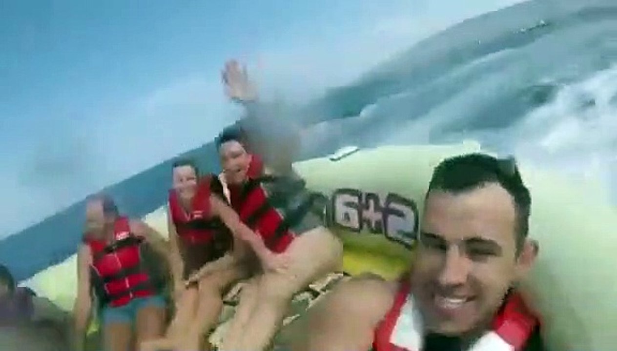 Une jeune femme se fait éjecter de la bouée tractée par un bateau !