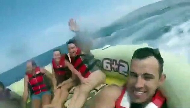 Une jeune femme se fait éjecter de la bouée tractée par un bateau !