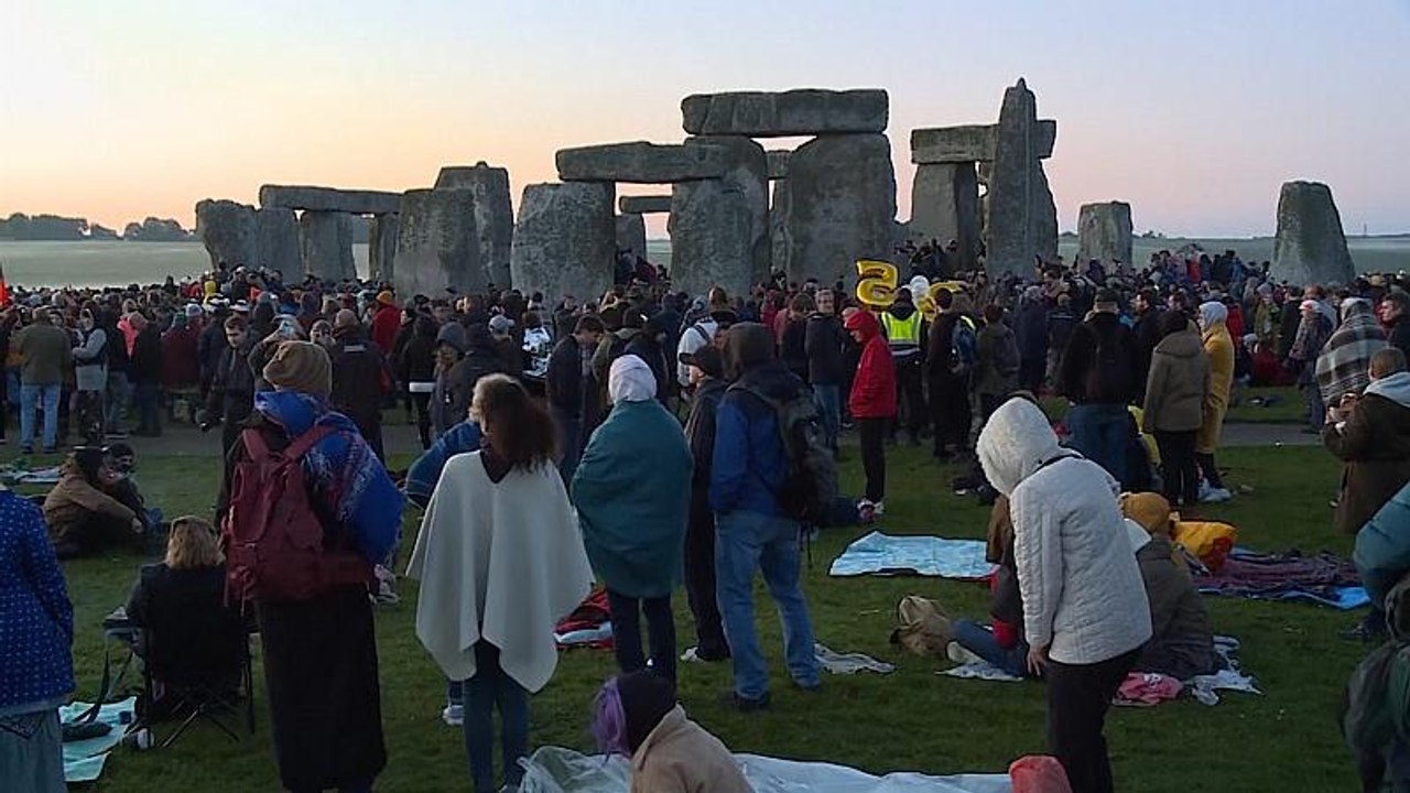 Tausende feiern sommersonnenwende in stonehenge