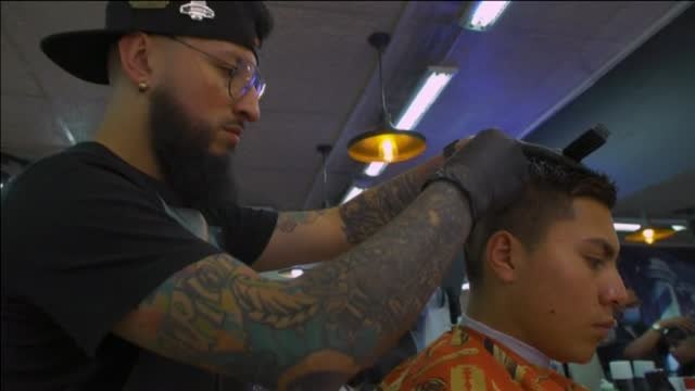 Mike es capaz de esculpir las caras de los jugadores de fútbol en la cabeza