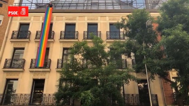 La sede del PSOE en Ferraz se engalana con la bandera arcoíris