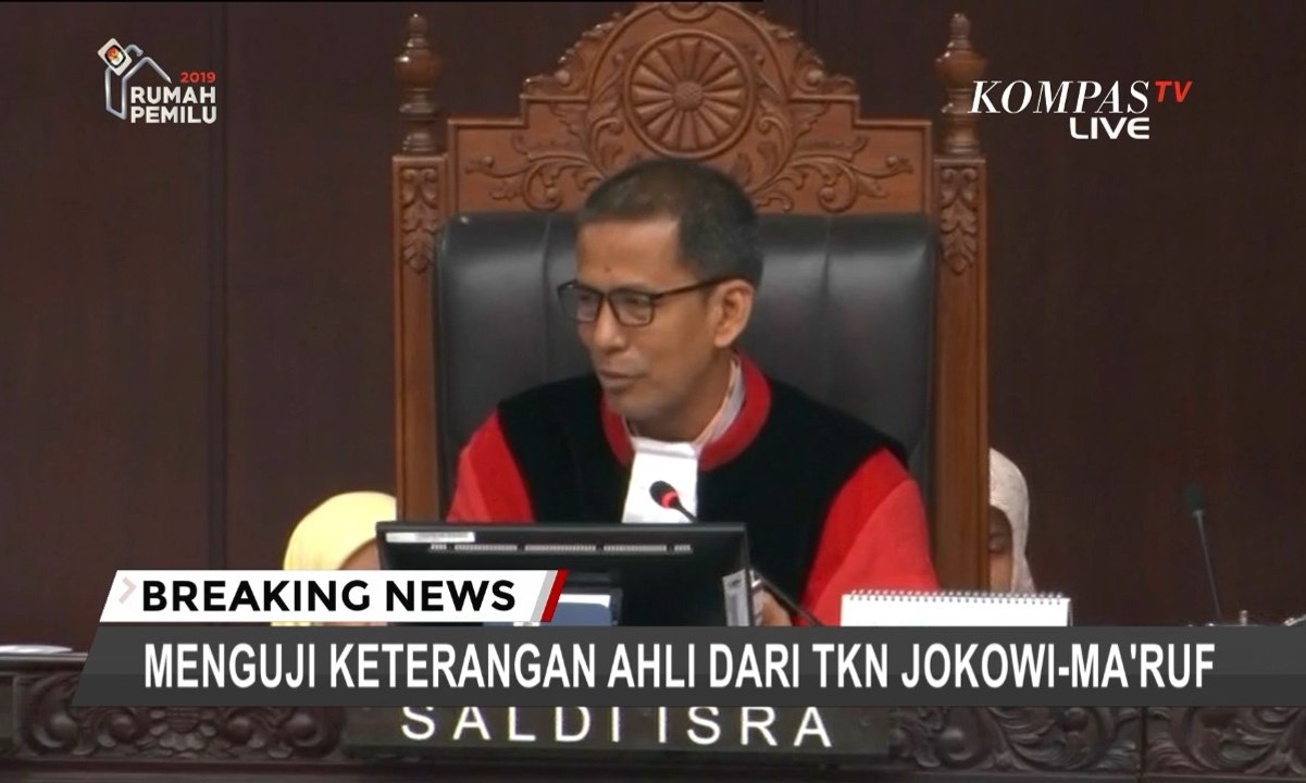 Cairkan Suasana, Hakim Konstitusi Saldi Isra Sebut Perdebatan Sebagai Pertarungan Alumni UGM