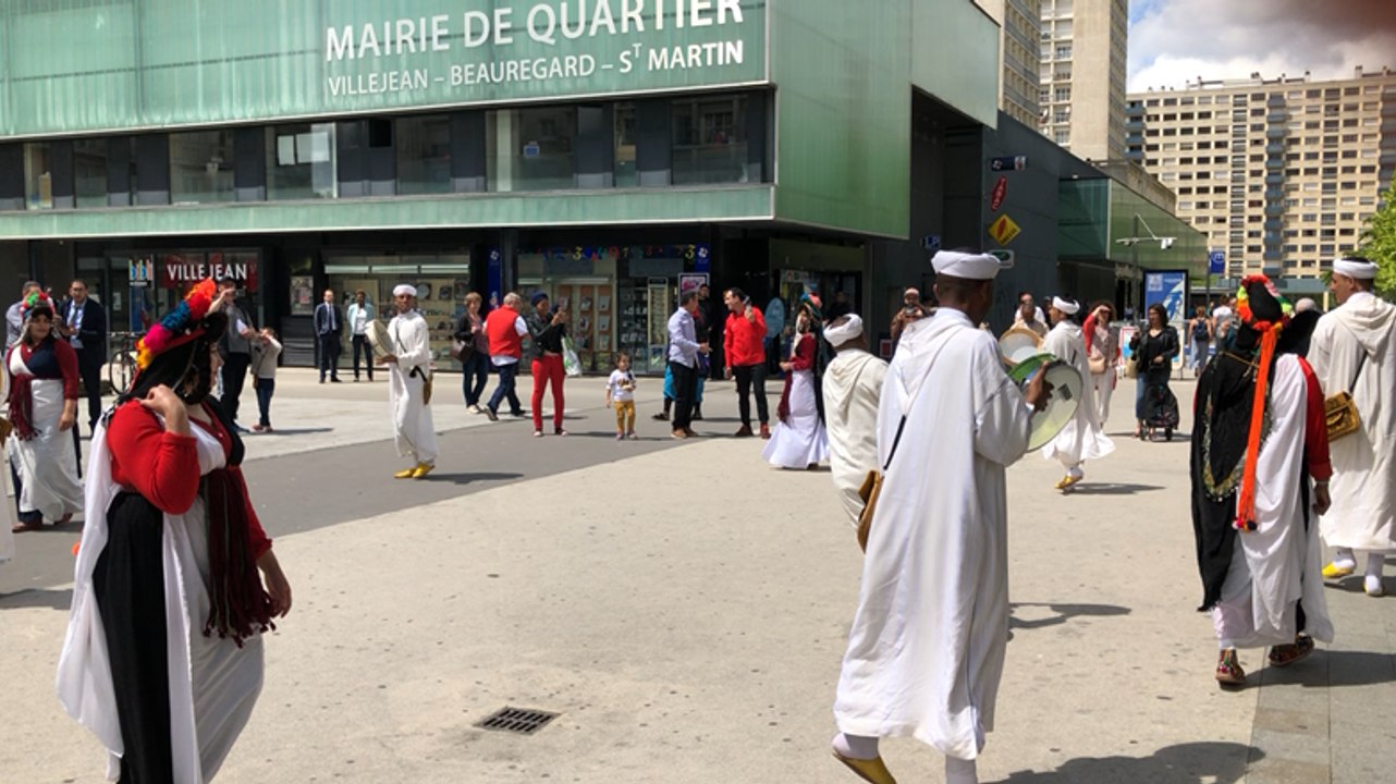 Le groupe berbère Tizwite, venu du sud du Maroc, anime le quartier Villejean avant le début des festivités