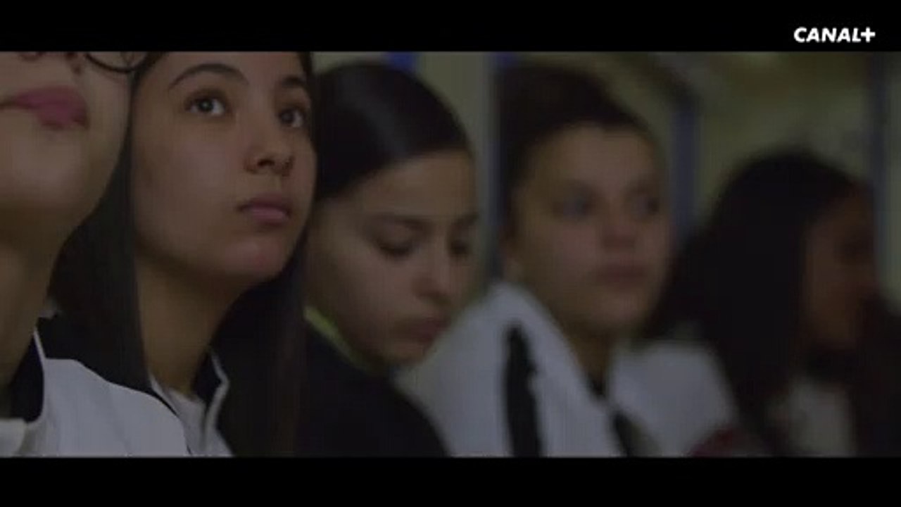 Les ados de  "Lionnes" découvrent  stupéfaites des images sur les débuts du foot féminin