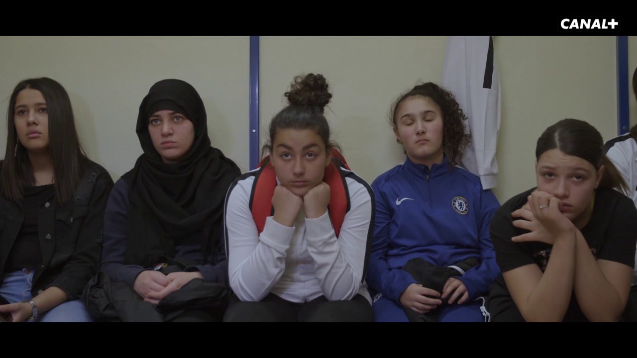 Les  ados de LIONNES découvrent stupéfaites les débuts du foot féminin avec  Michèle Monier, ex capitaine de l'équipe de France et Amel Majri