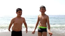 Los abuelos cuidan de los niños en verano